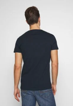 Pier One T-Shirt Basic - Dark Blue 8 Pier One T-Shirt Basic - Dark Blue -Pier One 0af70e7725c7425f98d85c327ef43d82